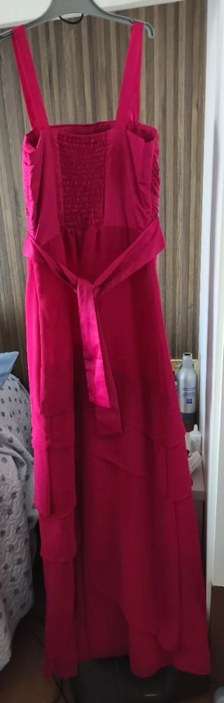 Vestido de fiesta rosa con volantes