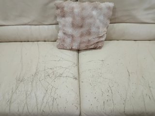 Sofá de piel beige