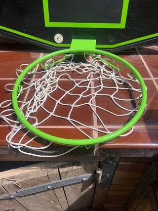 Canasta de baloncesto Kipsta sin uso.