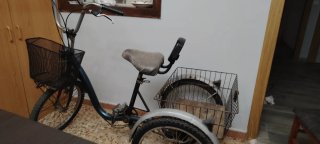 Triciclo con cesta delantera y trasera