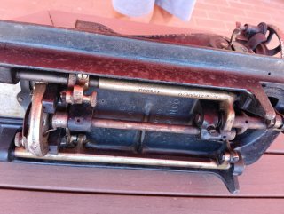 Máquina de coser SINGER antigua