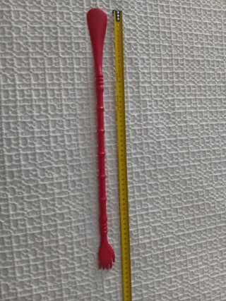 Rascador espalda mano plástico rojo.