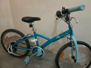 Bicicleta azul con cambios SRAM