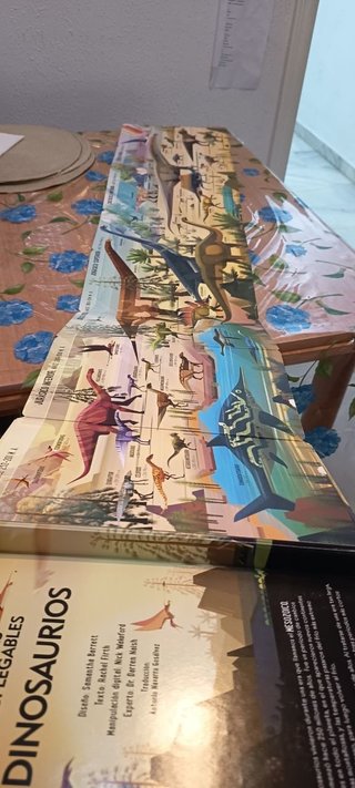 Libro de dinosaurios Usborne con desplegables