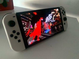 Nintendo Switch OLED + 3 juegos (Persona 5 Royal)