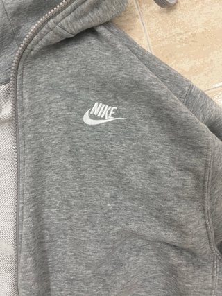 Chaqueta Nike Gris con Capucha