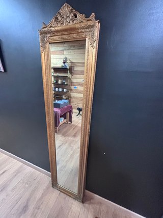 Espejo de pie dorado con marco decorado