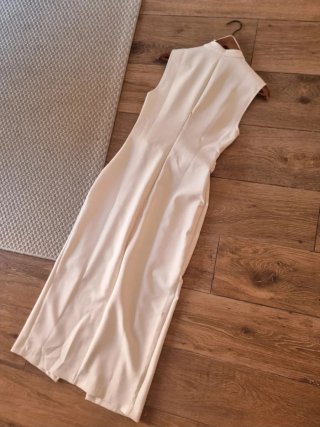 Vestido midi beige con cinturón