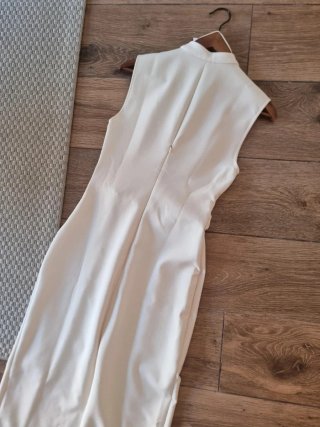 Vestido midi beige con cinturón