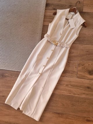 Vestido midi beige con cinturón