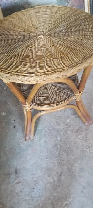 Mesita vintage de mimbre