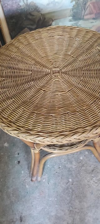 Mesita vintage de mimbre