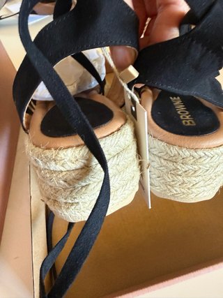 Sandalias de cuña Brownie negras y beige