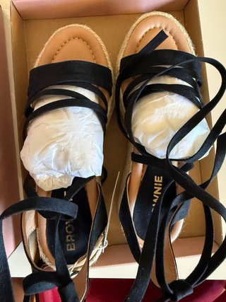 Sandalias de cuña Brownie negras y beige