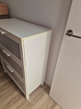 Cómoda de dormitorio blanca en buen estado