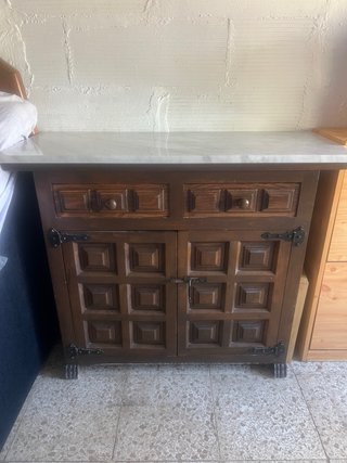 Mueble de madera con tapa de mármol
