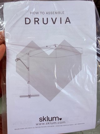 Sklum Parasol 295 cm en tela y acero Salina