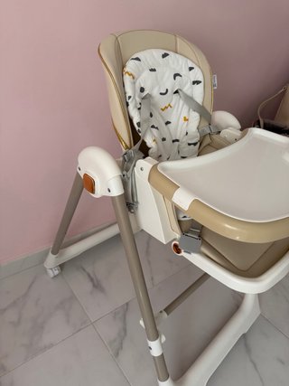 Trona para bebé color beige , se hace columpio.