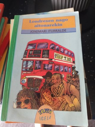 Londresen nago aitonarekin