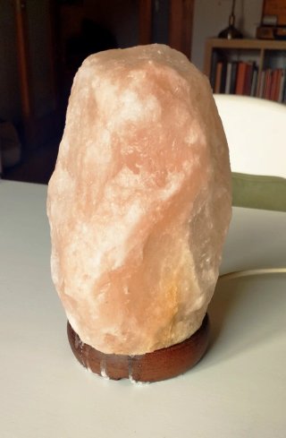 Candeeiro de Quartzo Rosa e Madeira