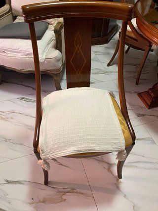 Mesa de comedor redonda de madera con sillas