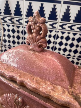 Jarrón de cerámica con tapa y adorno