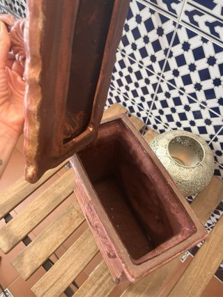 Jarrón de cerámica con tapa y adorno