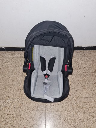 Carro de bebé negro con silla y bolso