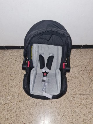 Carro de bebé negro con silla y bolso
