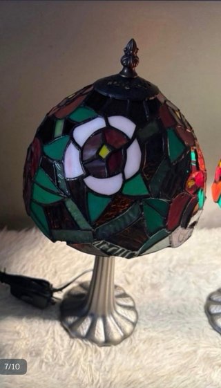 Lampada in stile Tiffany con vetrate floreali