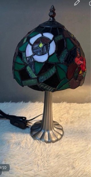 Lampada in stile Tiffany con vetrate floreali