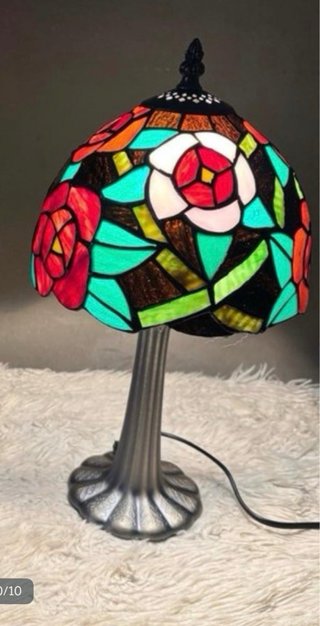 Lampada in stile Tiffany con vetrate floreali