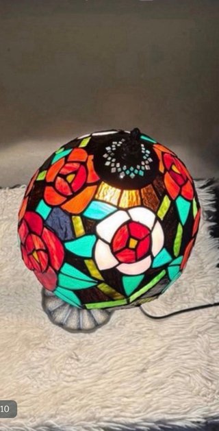 Lampada in stile Tiffany con vetrate floreali