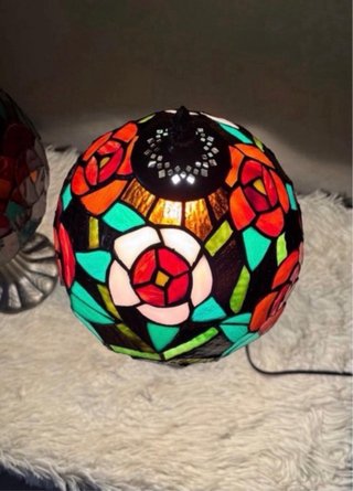 Lampada in stile Tiffany con vetrate floreali