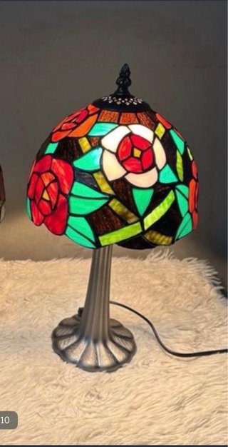 Lampada in stile Tiffany con vetrate floreali