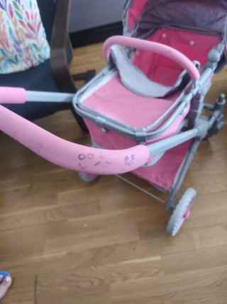 Carrito de muñecas rosa y gris