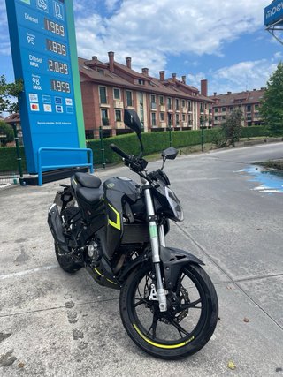 Keeway RKF 125 Negra y Amarilla