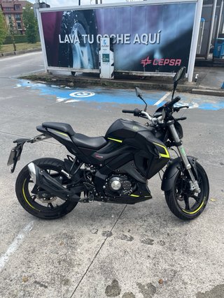 Keeway RKF 125 Negra y Amarilla