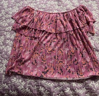 Blusa rosa con volantes y estampado floral