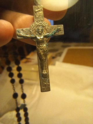 Rosario de madera oscura con cruz de plata