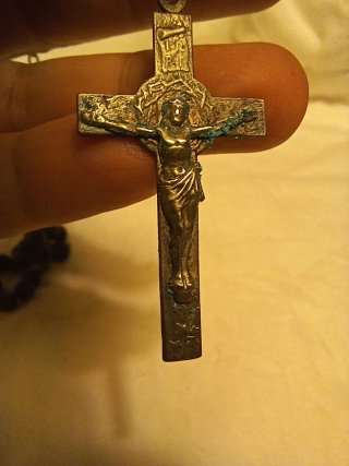 Rosario de madera oscura con cruz de plata
