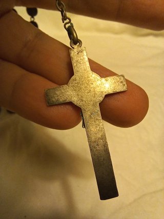 Rosario de madera oscura con cruz de plata