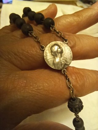 Rosario de madera oscura con cruz de plata