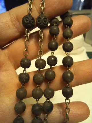 Rosario de madera oscura con cruz de plata