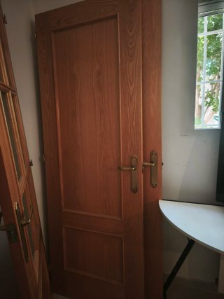 Puerta de madera maciza