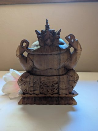 Figura de Ganesha tallada en madera (25 cm)