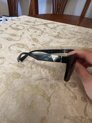 Gafas de sol Guess negras y moradas