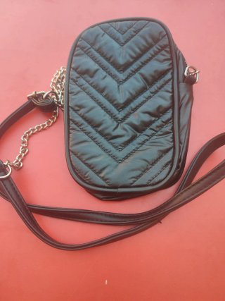Bolso negro acolchado con cadena