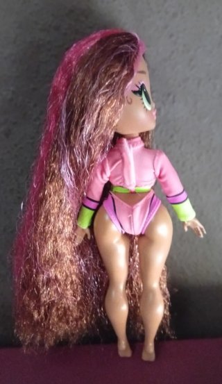 Muñeca LOL con bañador rosa y verde