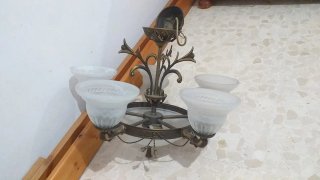 Lámpara de techo dorada y blanca